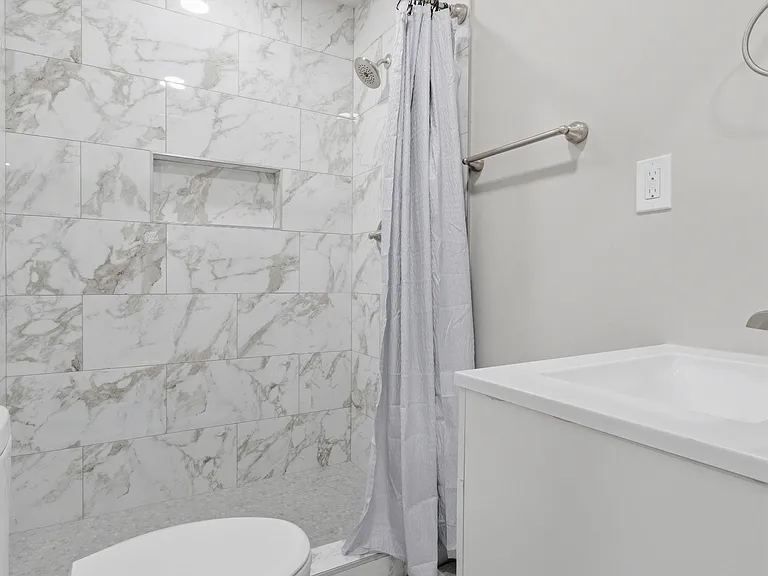 Oakwood Cir — Photo 2