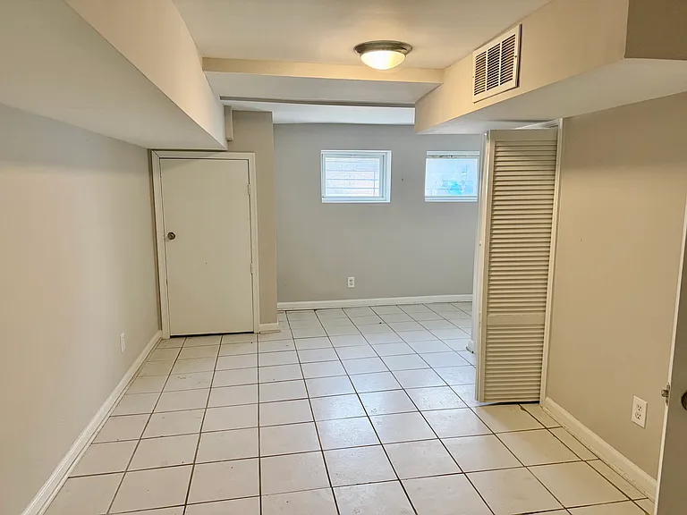 421 E Preston St — Photo 10