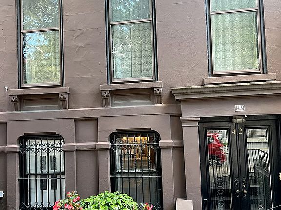 5th image of 42 Gates Ave #1