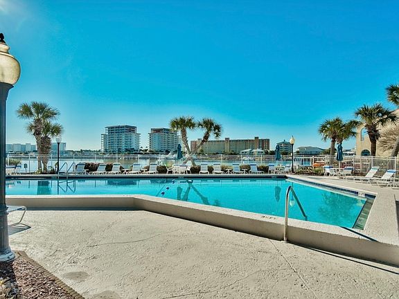 5th image of 30 Moreno Point Rd Unit 406A