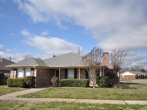 2nd image of 1700 Red Oak Cir