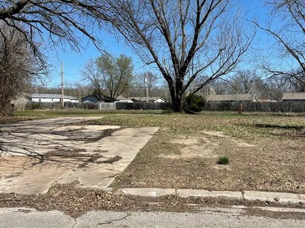 1214 Ward Ave, Parsons, KS 67357