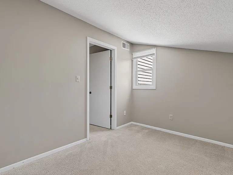 Woodhue Apartments — Photo 41