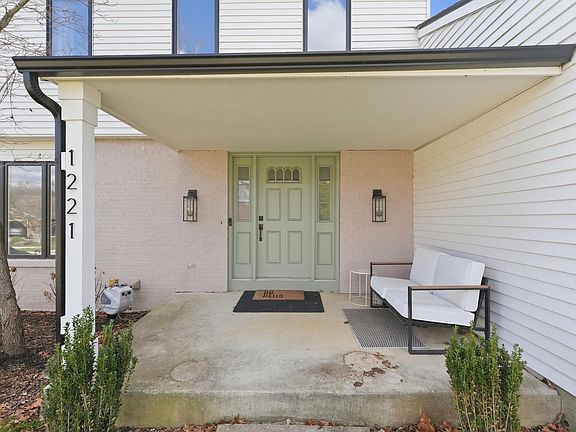 4th image of 1221 Windsor Woods Blvd S