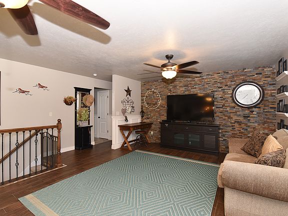 3rd image of 2519 W Country Bend Dr
