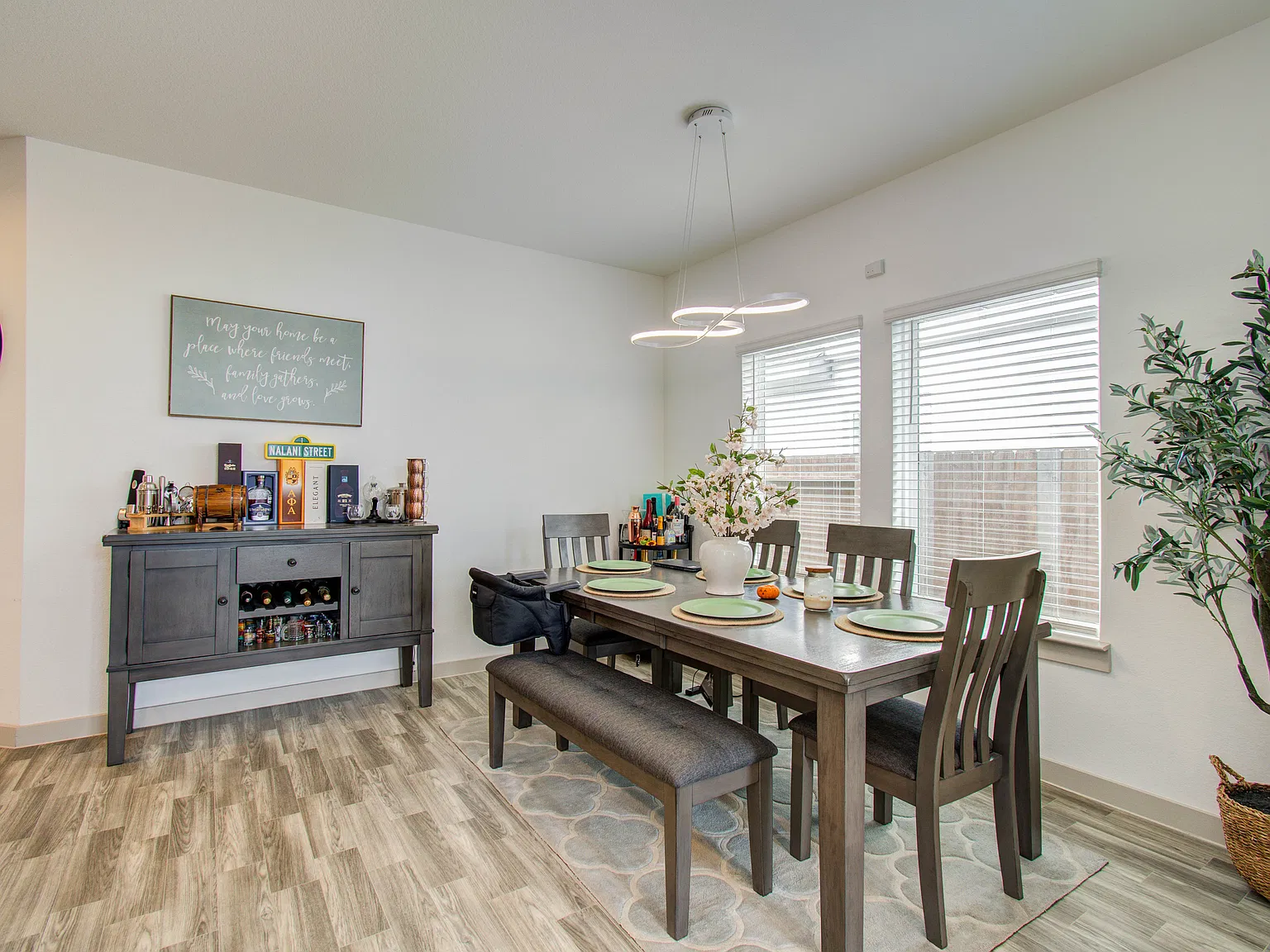 4 bed, 2.5 bath, 2381 sqft, $2,700 — Photo 3