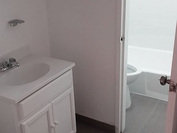 3rd image of 926 Bronx Park S APT 3C
