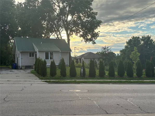2963 Oakland Rd NE, Cedar Rapids, IA 52402