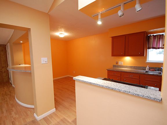 Breakfast nook with counter