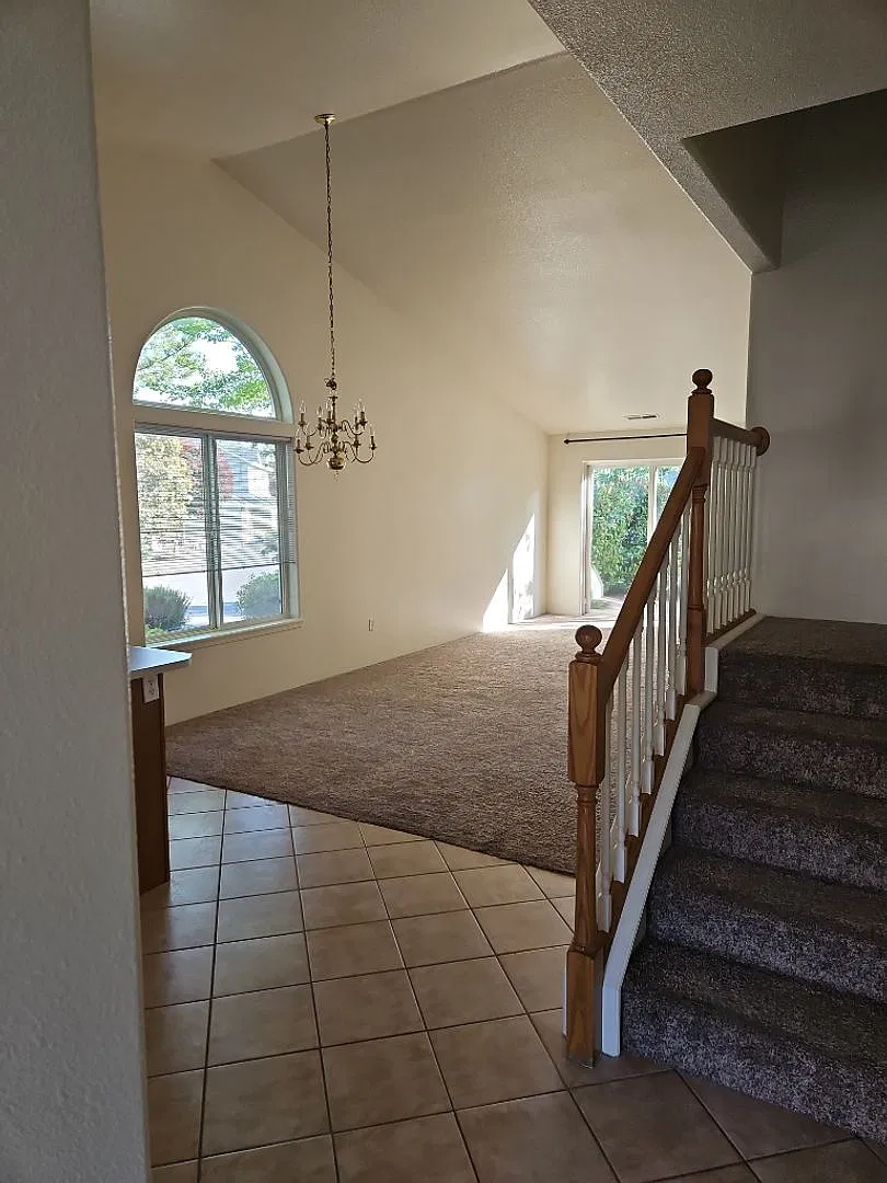 3 Bed, 2 Bath Townhouse in East Medford! — Photo 2