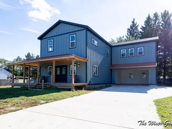 402 48th St SE, Kentwood, MI 49548