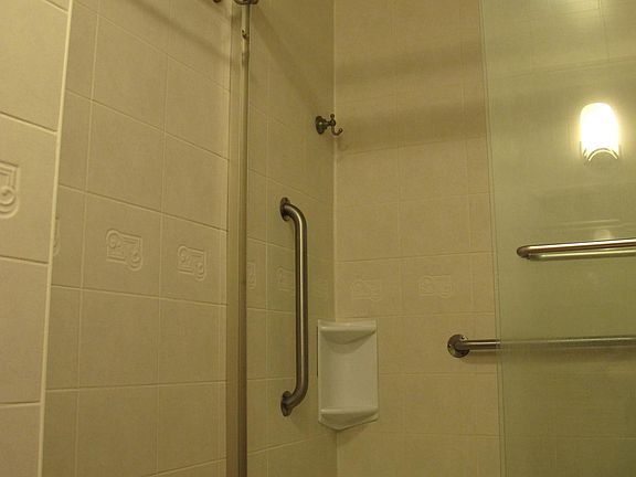 5th image of 772 Howard Ave #1