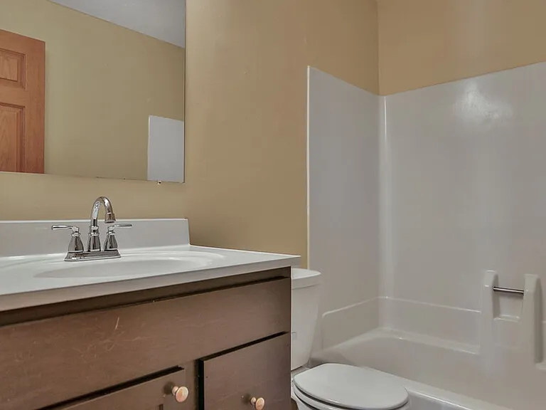 Oakridge Apartments — Photo 22