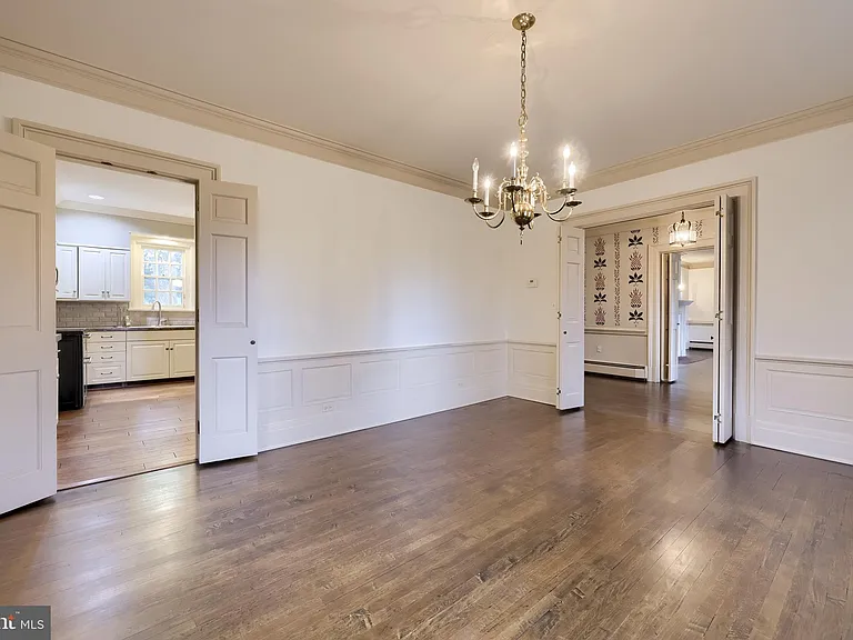226 E Caracas Ave — Photo 16