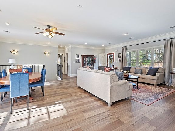 5th image of 402 Murray St