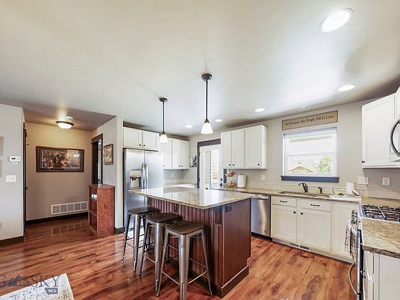 4th image of 4767 Victory St