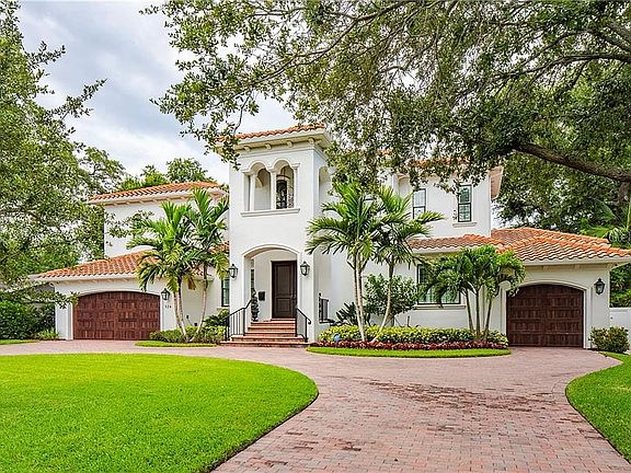 3rd image of 524 W Davis Blvd