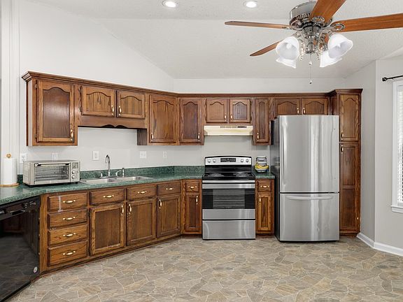 4th image of 48 Brenda Dr
