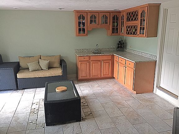Sun room with wet bar