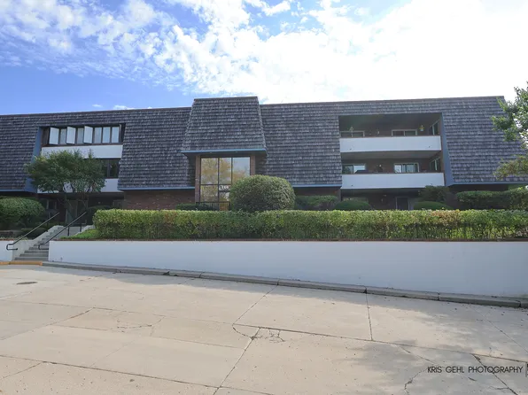 150 Red Top Dr APT 304, Libertyville, IL 60048