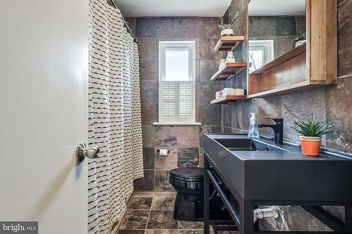 Main level full bathroom (tub shower)