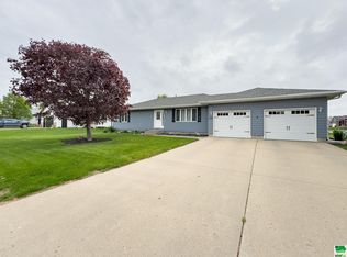 612 S Pinckney St, Elk Point, SD 57025