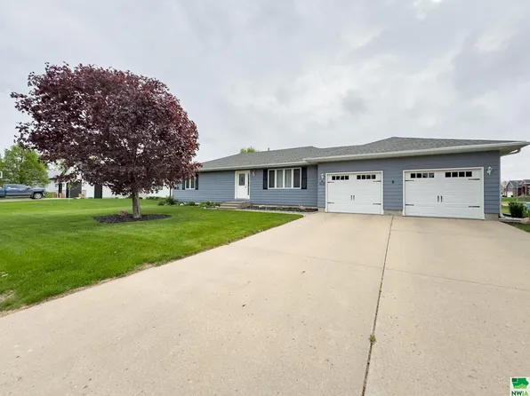 612 S Pinckney St, Elk Point, SD 57025