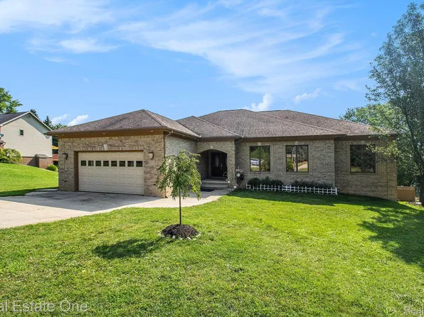 6020 Trillium Trl, White Lake, MI 48383