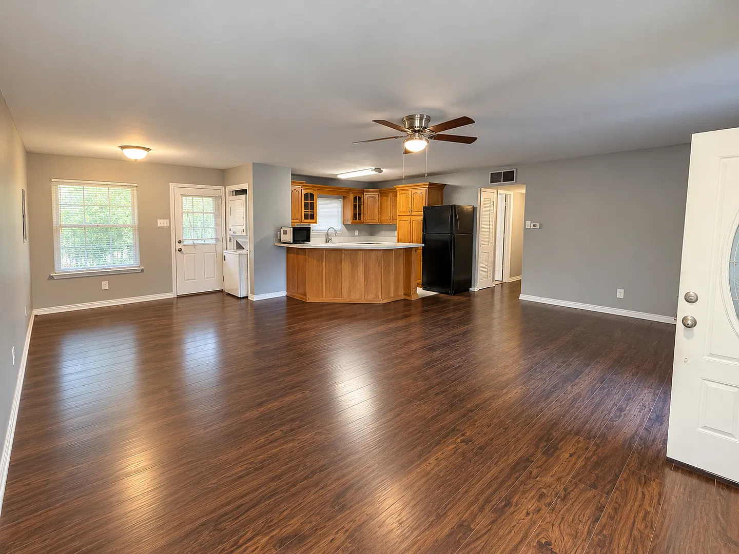 Beautifully Renovated 3-Bed Gem in Arlington Modern Updates & Huge Backyard! — Photo 4