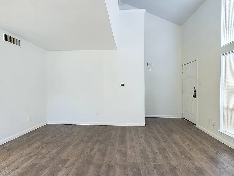 2124 Burton Dr — Photo 6