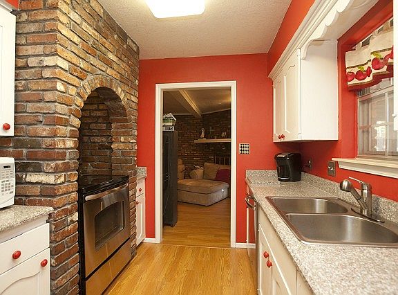 Bricked arch over cook top/oven
