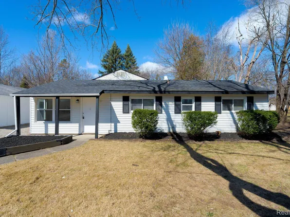 4620 Independence Dr, Clarkston, MI 48346