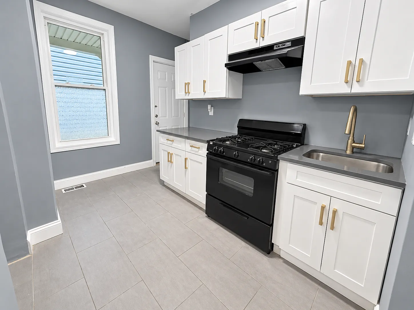 3 bed, 1.5 bath, 1200 sqft, $1,995 — Photo 2