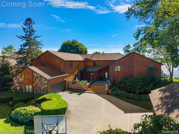 2267 Shankin Dr, Walled Lake, MI 48390