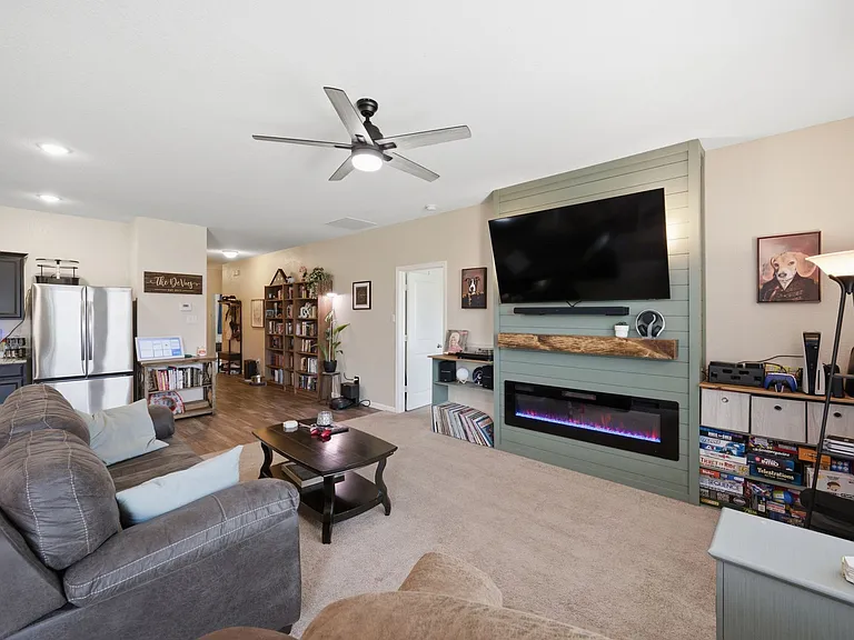 405 Willow Creek Dr — Photo 3