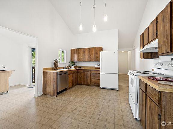 Huge! Space for eat-in table or island. Your chef's delight and plenty of room for kitchen helpers!!>