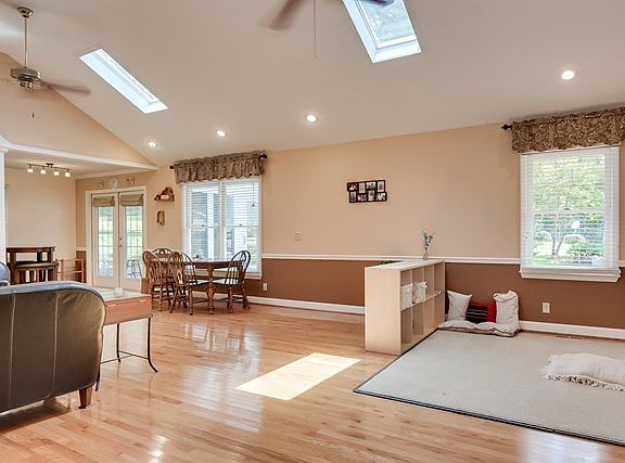 3rd image of 791 Greenwood Dr