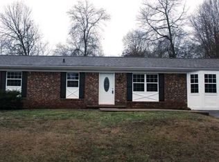 1374 Meadowood Dr, Hixson, TN 37343