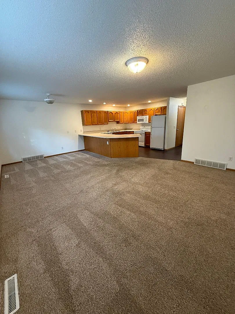 4 bed, 3.5 bath, 2898 sqft, $2,550 — Photo 3