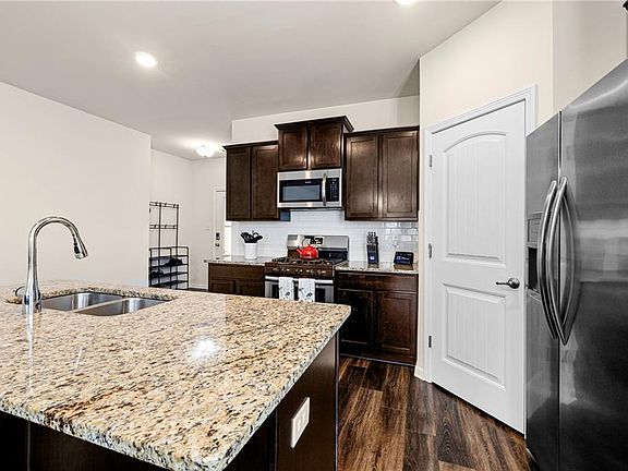 4th image of 221 Grand Isle Ct