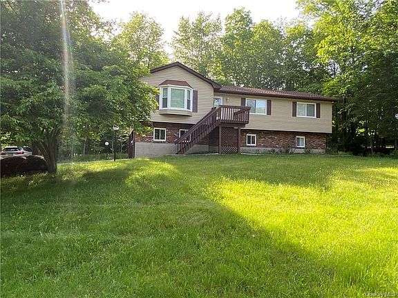 2nd image of 21 Wedgewood Ln