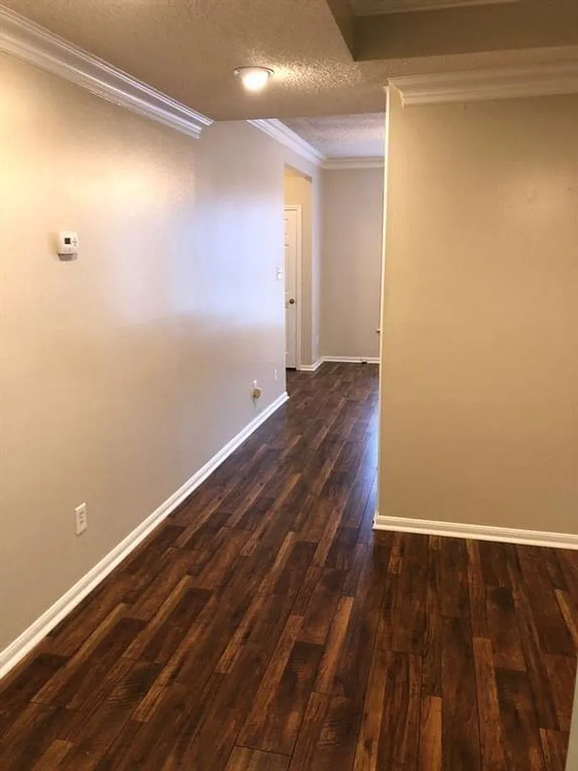 1 Bedroom in West Campus with Pool/Washer/Dryer, 2 parking spots — Photo 1