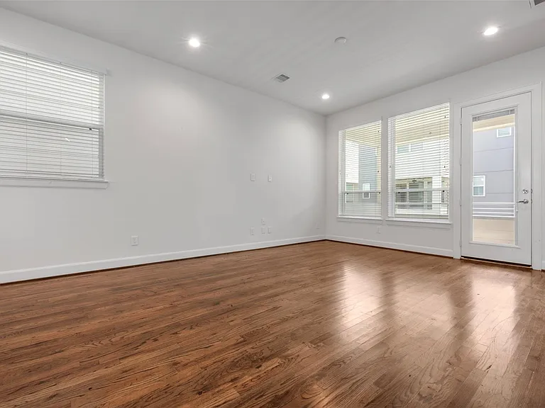 2737 Clinton Dr — Photo 6