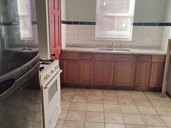 2nd image of 3200 E Outer Dr