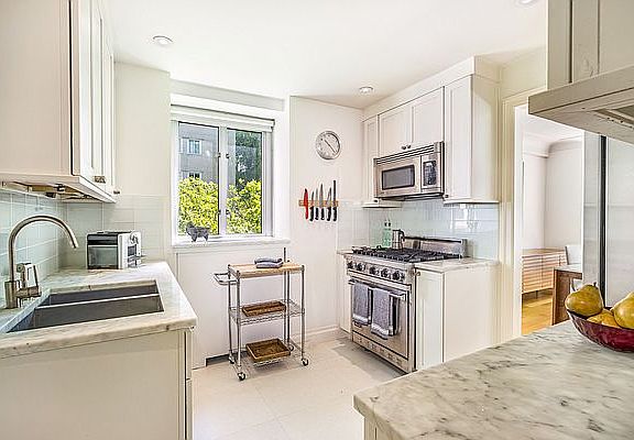 5th image of 200 E 66th St APT B0204