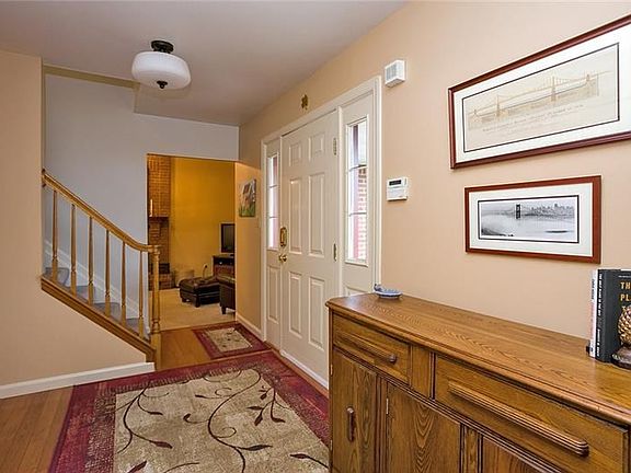 2nd image of 1052 Manor Vue Ct