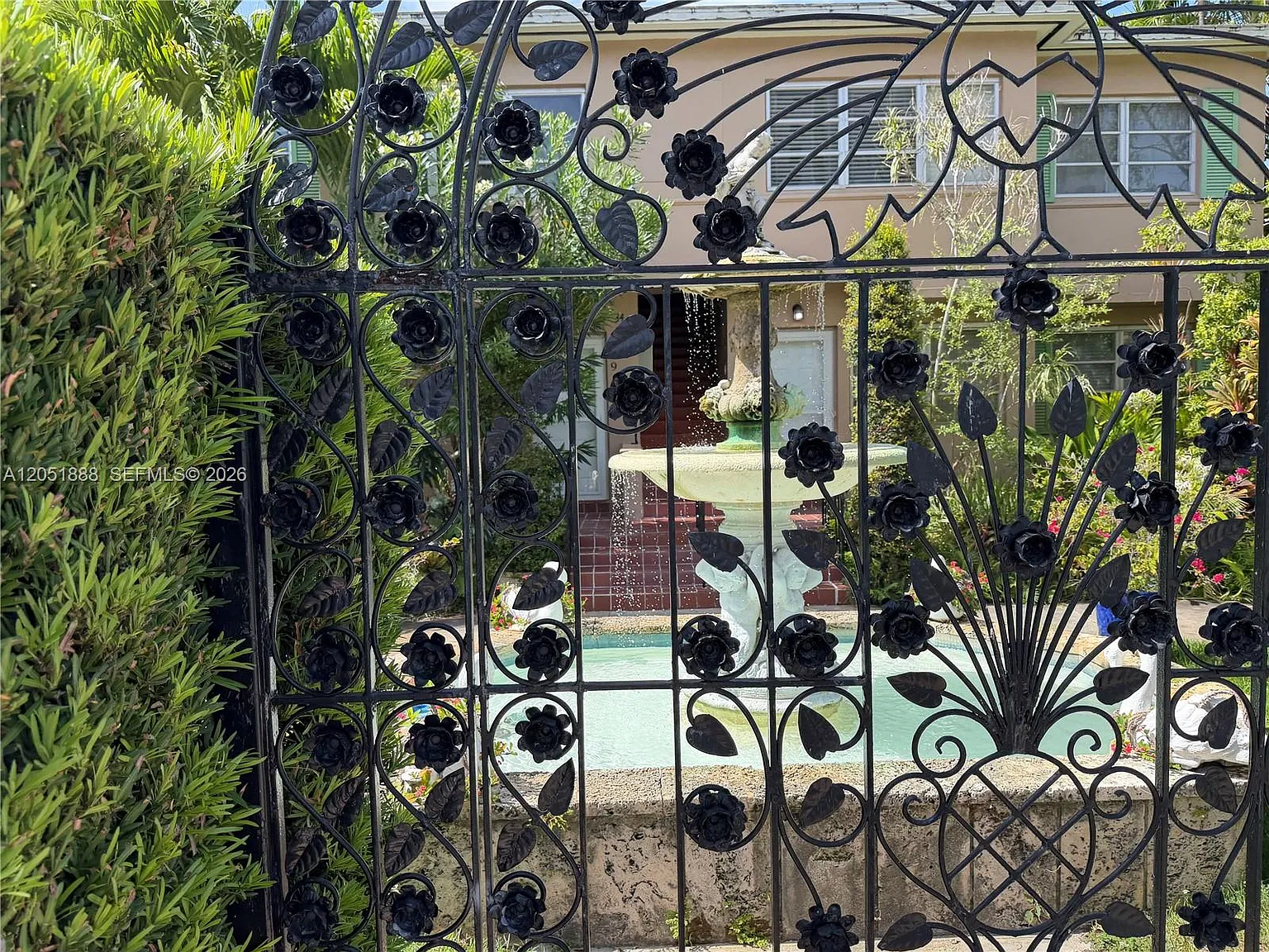 Almeria Gardens Condo — Photo 1