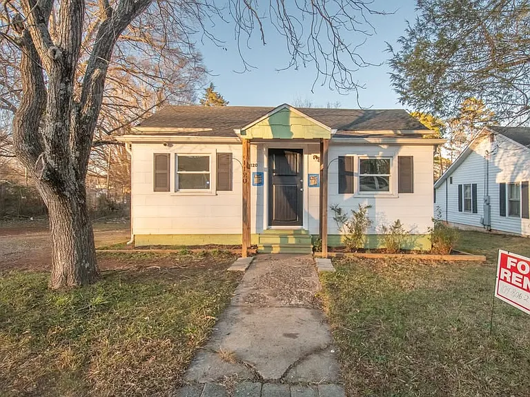 1120 Alexander St — Photo 1