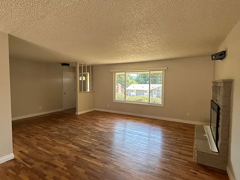 2407 Burcham St — Photo 4
