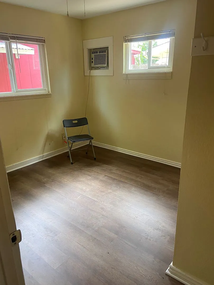 Cute 1 bed 1 bath duplex — Photo 1